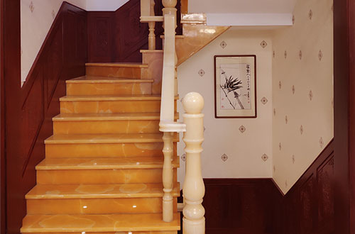 宁县中式别墅室内汉白玉石楼梯的定制安装装饰效果