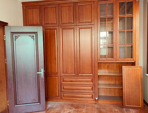 宁县中式家庭装修里定制的实木衣柜效果图